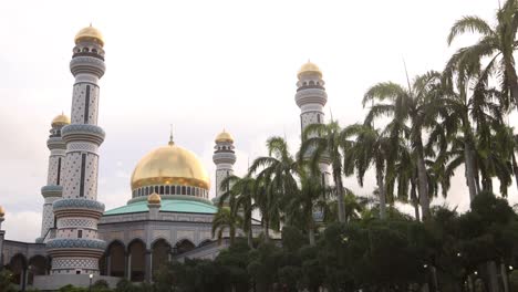 Cúpula-Dorada-De-La-Mezquita-Sobre-Palmeras-Tropicales-En-La-Mezquita-Jame&#39;-Asr-Hassanil-Bolkiah-En-Bandar-Seri-Bagawan-En-Brunei-Darussalam