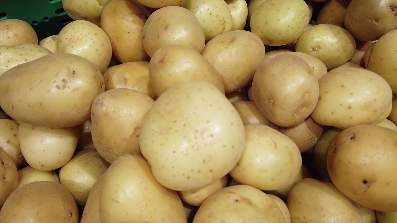 Patate fresche nel negozio