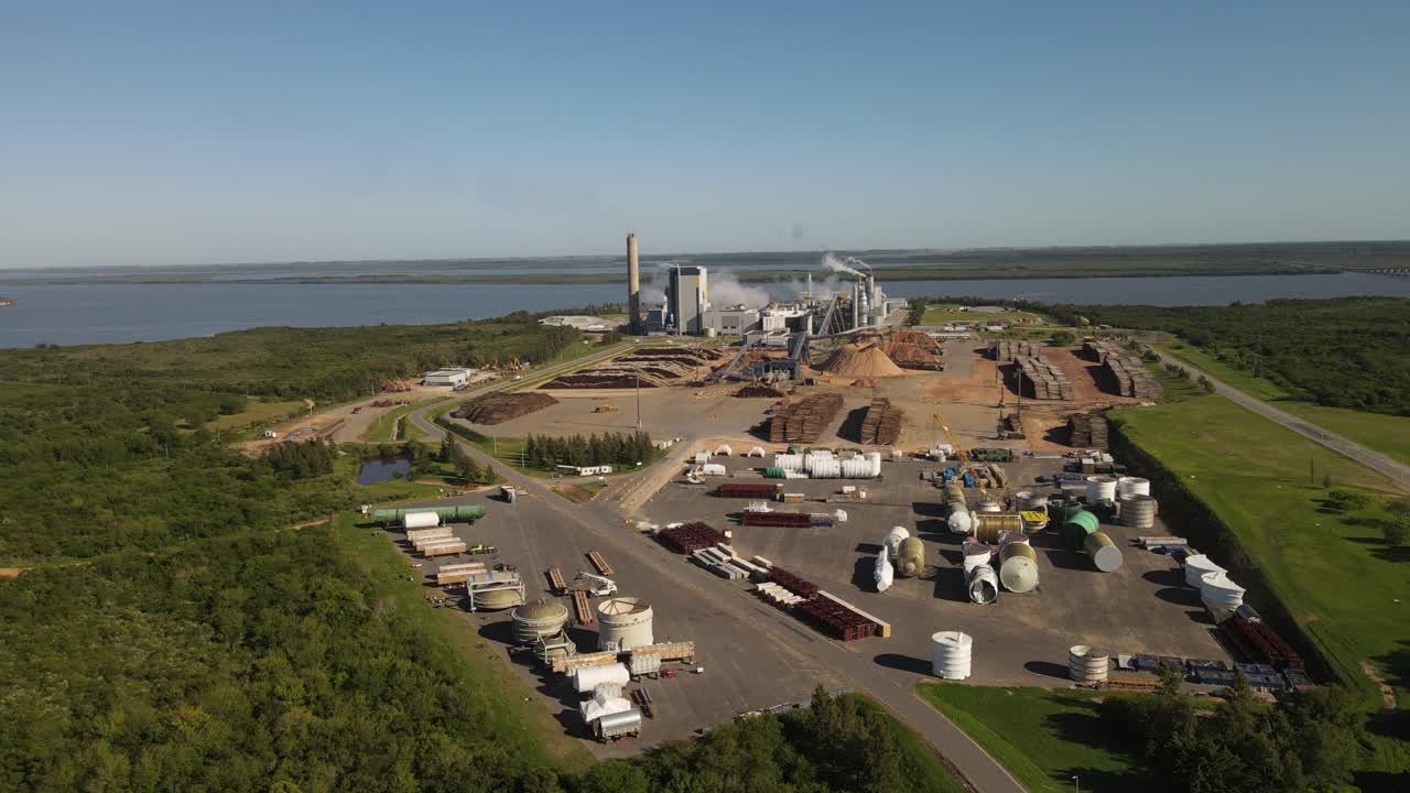 Papierfabrik vor dem Fluss Uruguay in Fray Bentos.