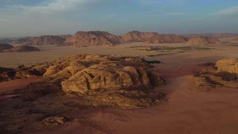 Wadi-Rum-Rocas-En-El-Valle-De-La-Luna-Al-Atardecer,-Jordania,-Alta-Vista-Aérea