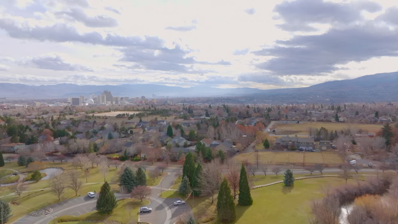 empuje hacia la subdivisión en reno, nevada con inclinación hacia abajo en un hermoso día de invierno