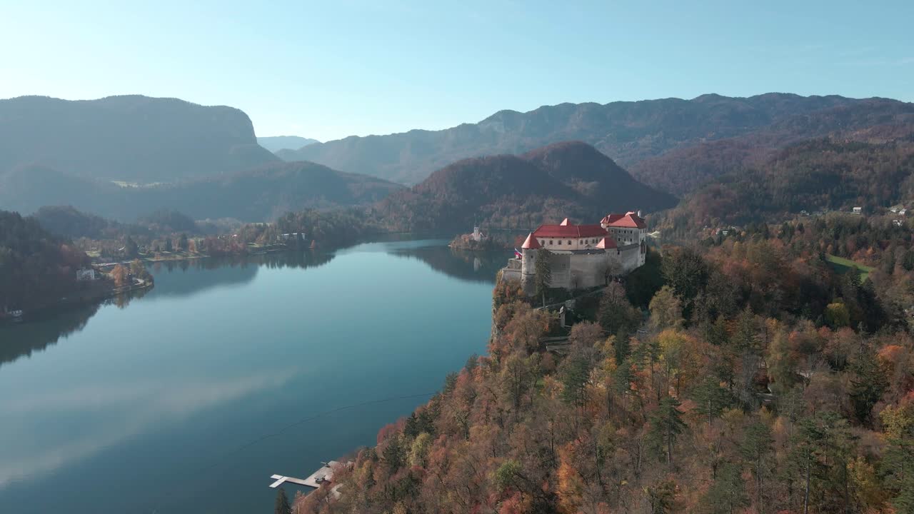 Splendida vista aerea sul Castello di Bled (Blejski Grad), cime degli alberi, Alpi, di giorno