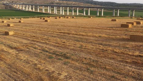 balas de heno y puente de carretera sobre un campo
