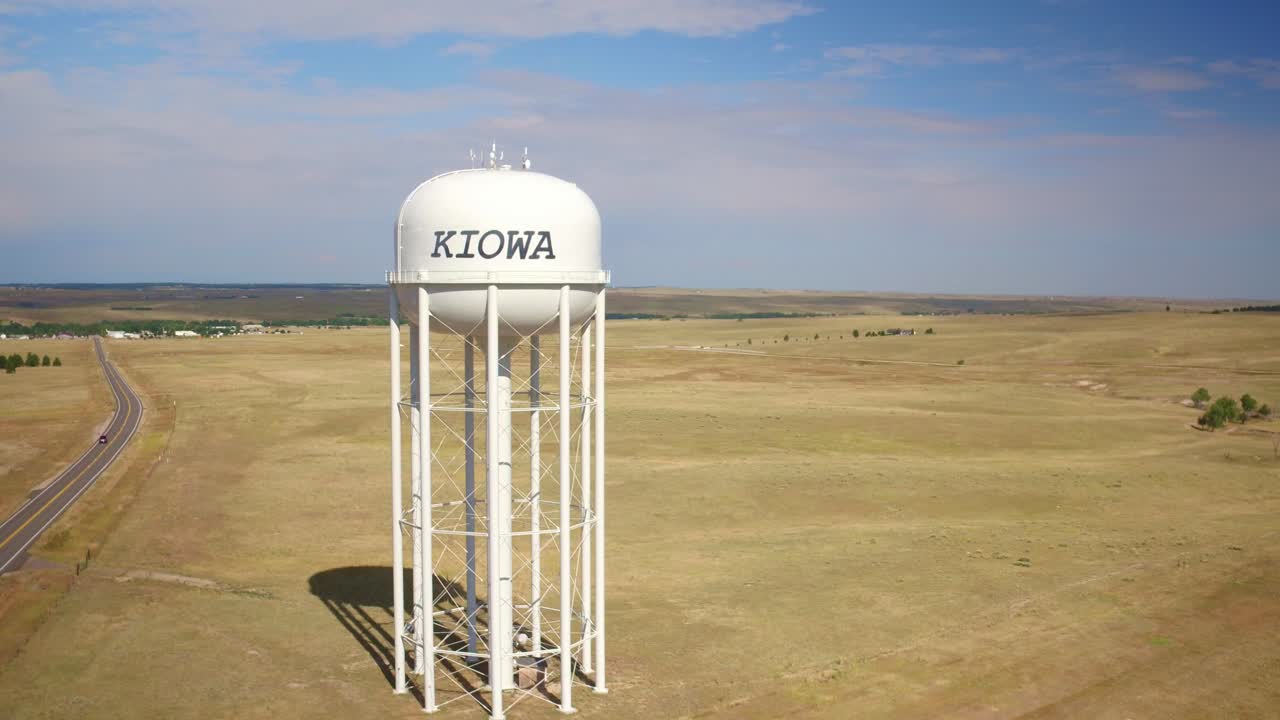 콜로라도 주 키오와에 있는 셀룰러 타워 역할을 하는 물 탱크 보호 구역의 무인 항공기 보기