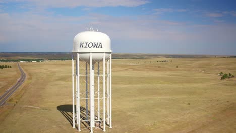 Vista-De-Drones-De-Una-Reserva-De-Tanque-De-Agua-Que-Sirve-Como-Torre-Celular-En-Kiowa,-Colorado