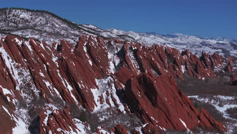 marzo mañana de invierno nieve impresionante roxborough state park littleton colorado avión no tripulado aéreo sobre afilado dentado dramáticas formaciones de roca roja denver pies de montaña frente rango paisaje cielo azul círculo a la derecha