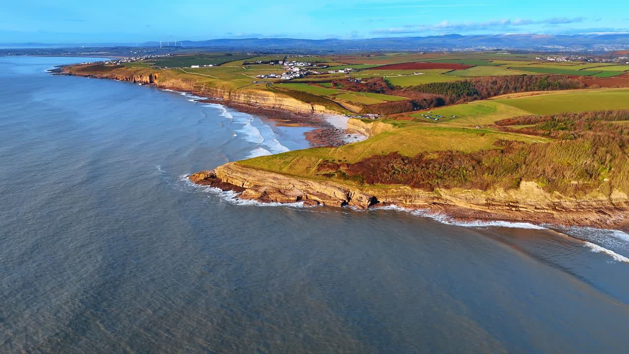 Ampio panorama aereo della costa di Southerndown e della Baia di Dunraven. Vista dall'alto della Glamorgan Heritage Coast che mostra il promontorio, la spiaggia e la campagna verde circostante