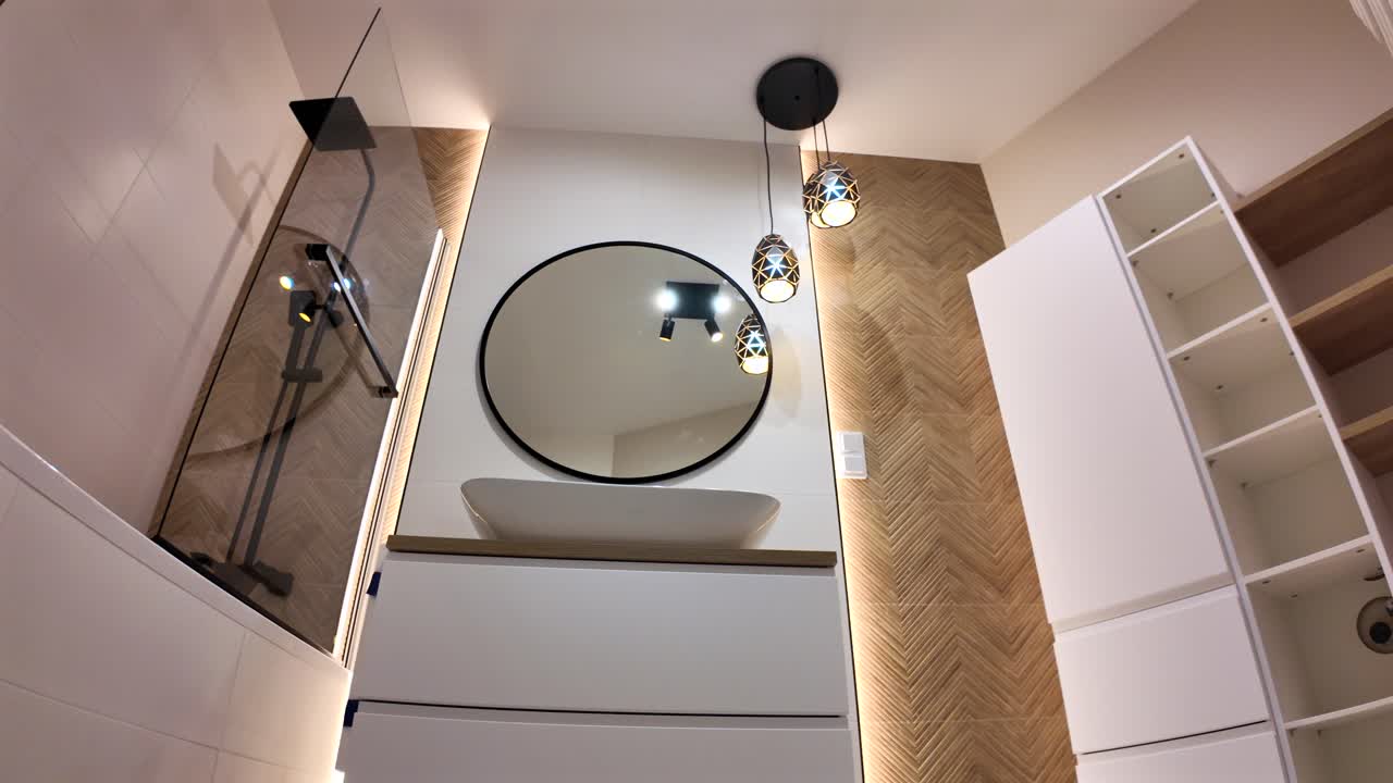 vista de un baño elegante y moderno en un hogar elegante y clásico