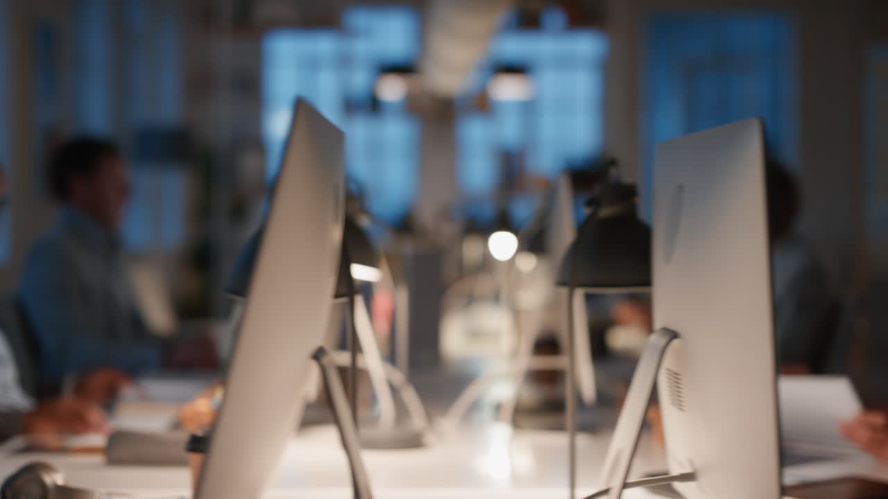 사무실에서 늦게 일하는 사업가들 컴퓨터를 사용하여 브레인스토밍 온라인 탐색 연구 계획 기업 프로젝트의 마감일