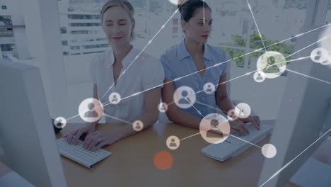 animación de la red de conexiones a través de diversas personas de negocios que utilizan la computadora