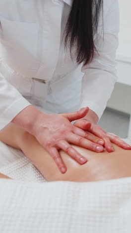 terapeuta experimentado médico haciendo mujer relajante spa anticelulitis piernas tratamiento manos masaje