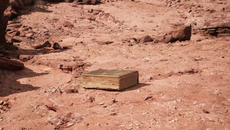 viejo libro en el desierto de red rock