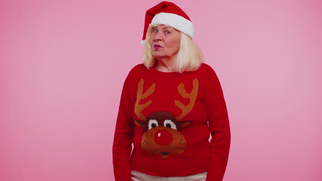 Abuela-Mujer-En-Suéter-Santa-Navidad-Recibiendo-Caja-De-Regalo-Expresando-Asombro-Felicidad