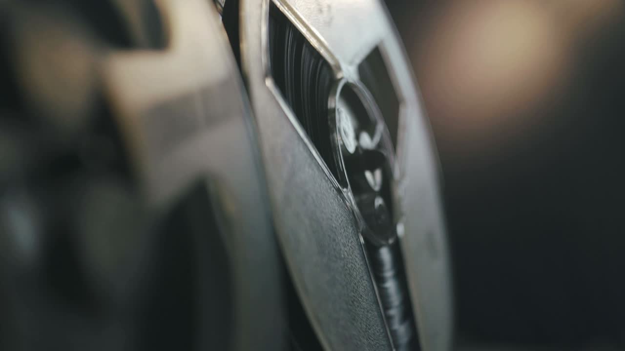 la cinta de película de carrete está girando en un jugador profesional de época. equipo de la vieja escuela