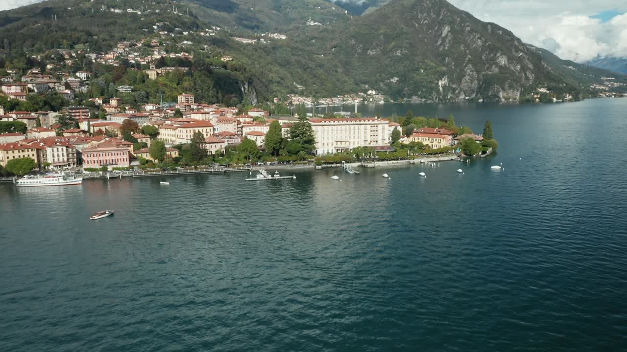 desde el aire: costa de la ciudad de menaggio en el lago como