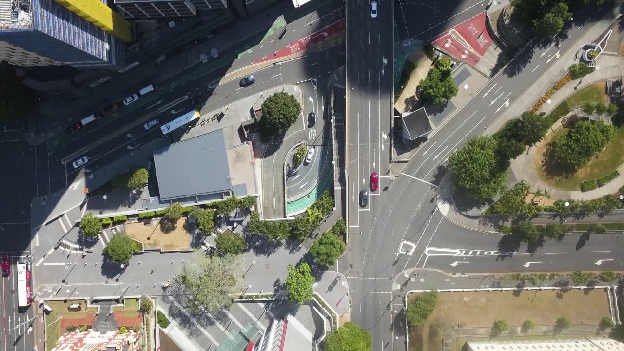 Ripresa aerea a volo d'uccello sopra il centro di Brisbane in una giornata di sole, Queensland, Australia