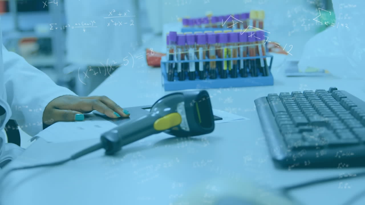 ecuaciones matemáticas que se mueven contra el científico que trabaja en el laboratorio