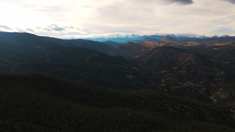 Retirada-Aérea-Panorámica-Sobre-Valles-Montañosos-A-La-Sombra-De-Las-Nubes-En-Lost-Gulch-Con-Vistas-A-Boulder-Colorado