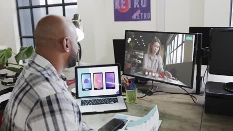 hombre de negocios afroamericano en videollamada con una colega caucásica en la pantalla