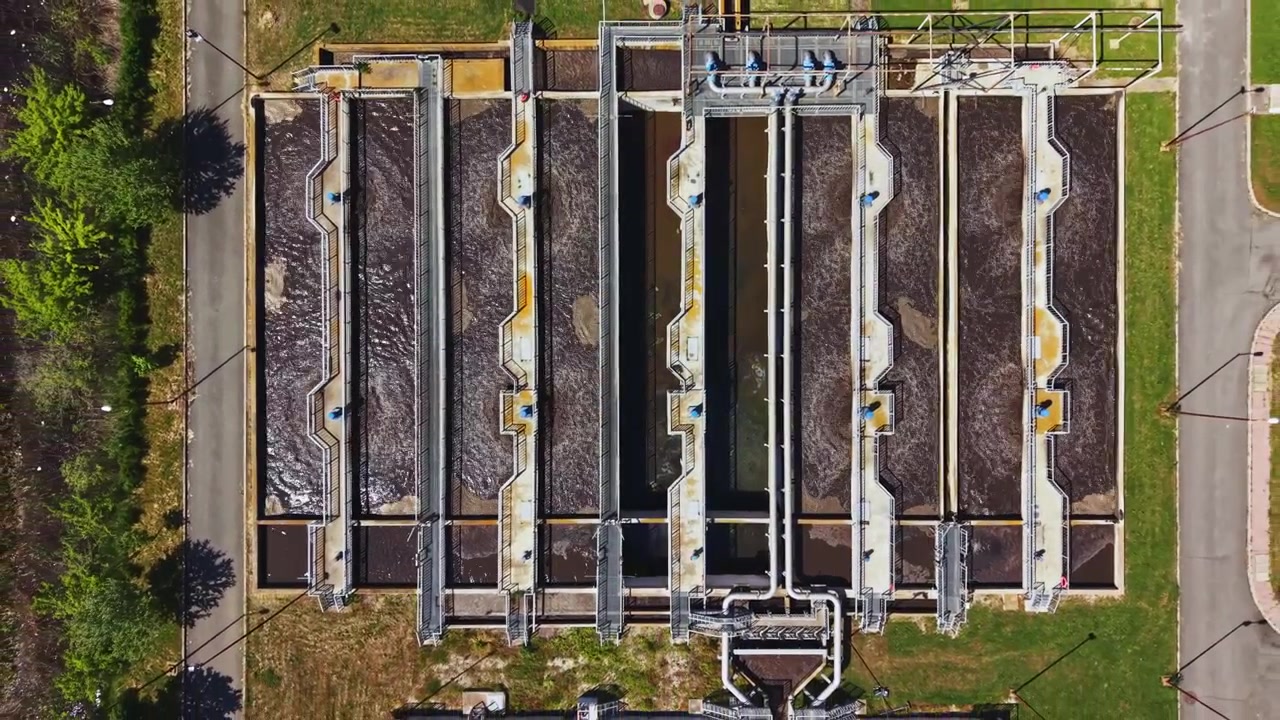 Immagini panoramiche dell'impianto. Impianto industriale di trattamento delle acque reflue con chiarificatori e unità di aerazione. Panoramica dell'impianto di depurazione che mostra serbatoi e sistemi di tubazioni