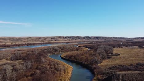 la orilla sur sobre el río red deer en alberta, canadá