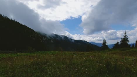 Lapso-De-Tiempo-De-Un-Prado-De-Montaña-Verde-Con-Nubes-Moviéndose-En-El-Cielo-Durante-Un-Día-De-Verano