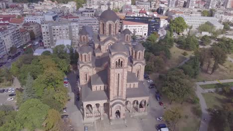 Increíble-Toma-Aérea-En-órbita-De-4k-De-La-Iglesia-De-San-Marcos-En-El-Parque-Tasmajdan,-Belgrado,-Serbia