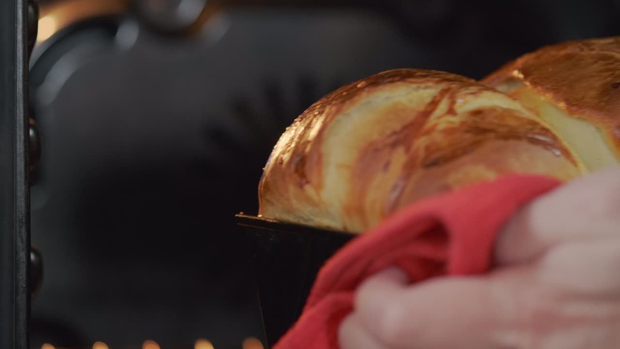 el pastelero toma una forma de panes frescos del horno. crujientes golden frescos pasteles tradicionales franceses. panadero casero, video en vivo 4k