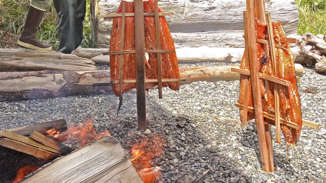 tablón de cedro salmón ahumado por un incendio en alert bay, british columbia, canadá