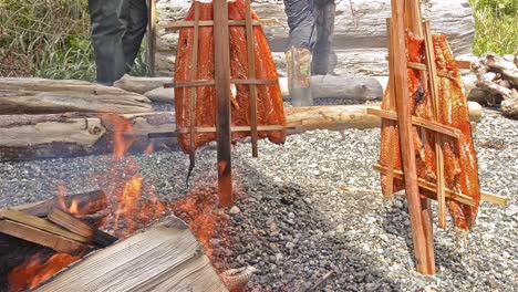 Zedernholz-Lachs-Geräuchert-Durch-Ein-Feuer-In-Alert-Bay-British-Columbia-Kanada