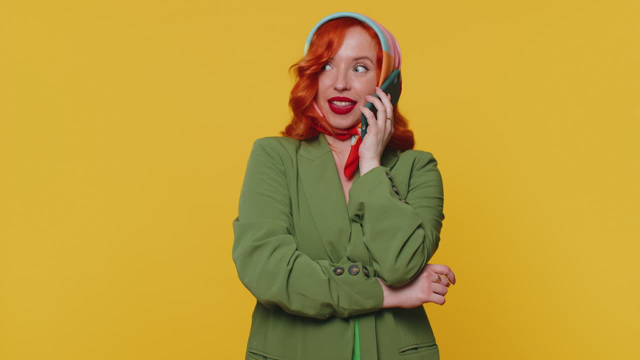 은 머리 젊은 여성이 친구들과 스마트폰을 사용하여 즐거운 모바일 대화를 나누고 뉴스를 전합니다.