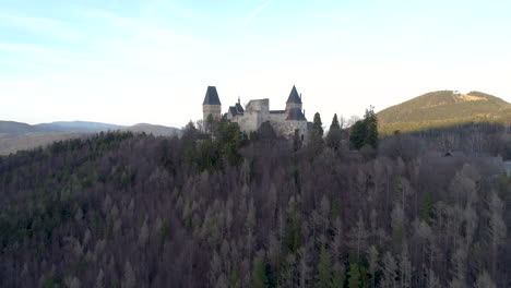 Tiro-De-Dron-De-Un-Castillo-En-Una-Colina-Con-Una-Hermosa-Vista-Al-Atardecer,-4k-Uhd