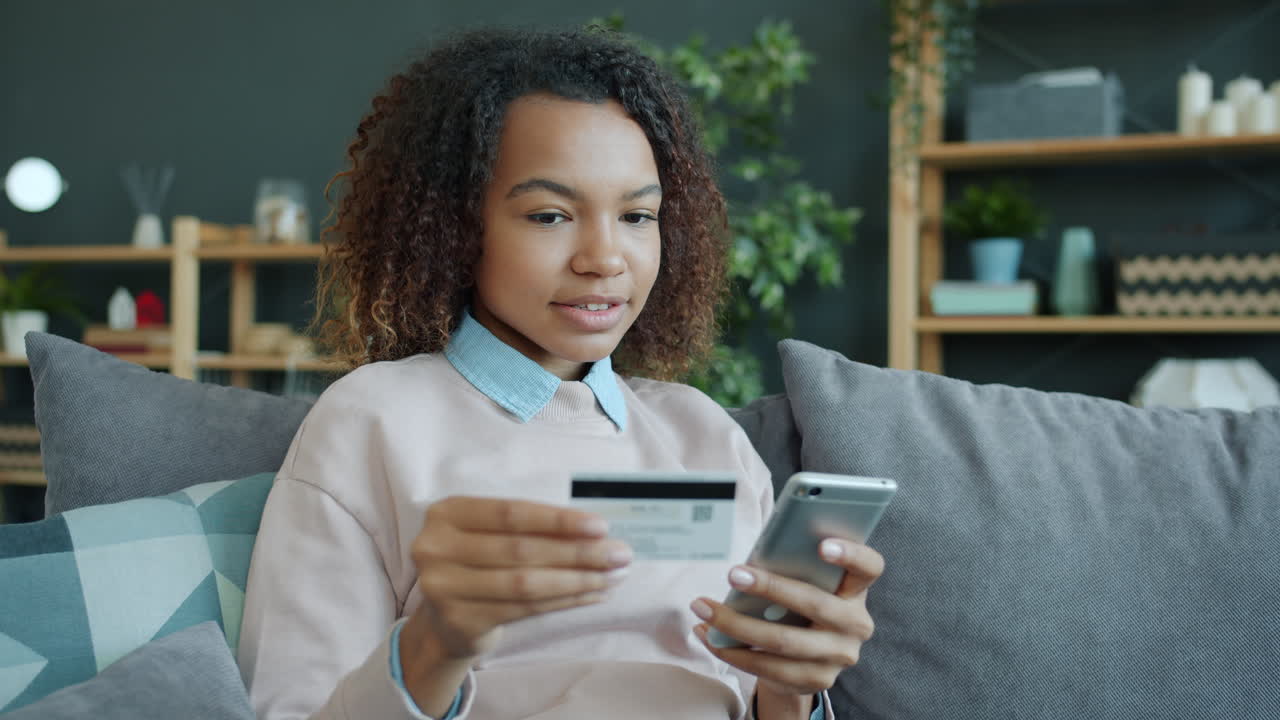 mujer joven comprando en línea