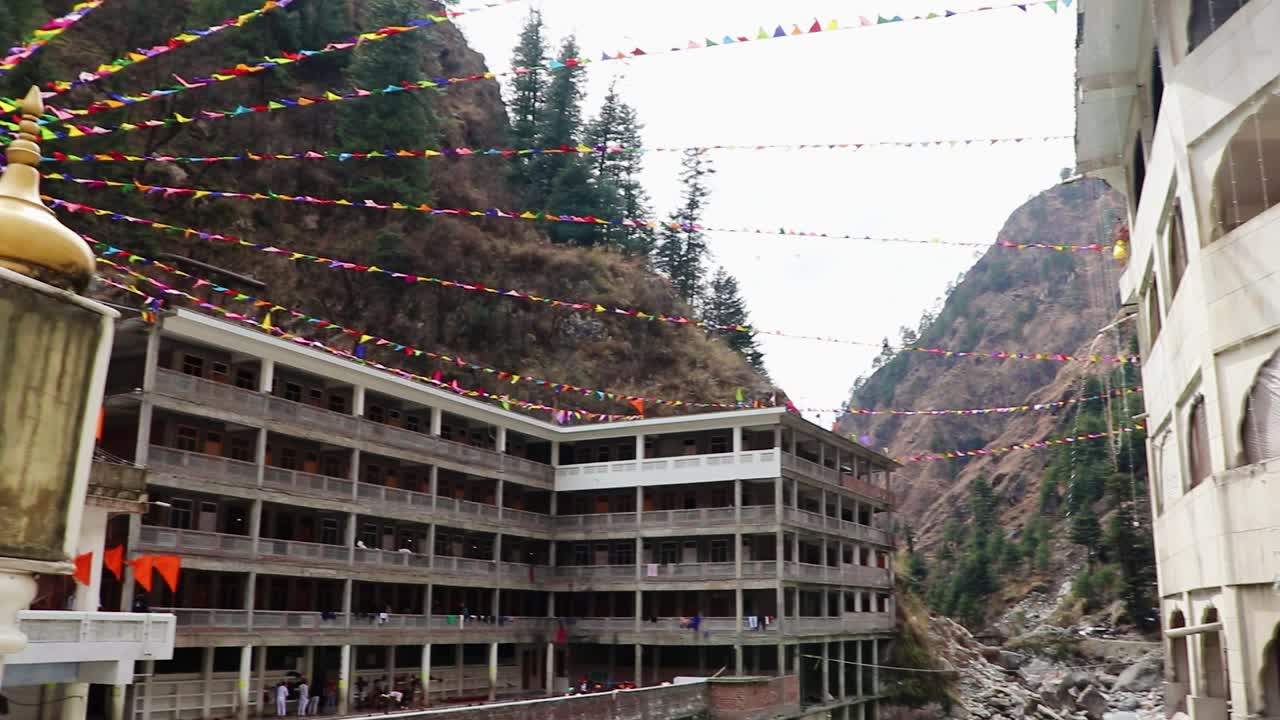 manikaran sahib gurudwara de la religión sikh decorada con banderas durante el día desde diferentes ángulos el video se toma en manikaran manali himachal pradesh india el 22 de marzo de 2023