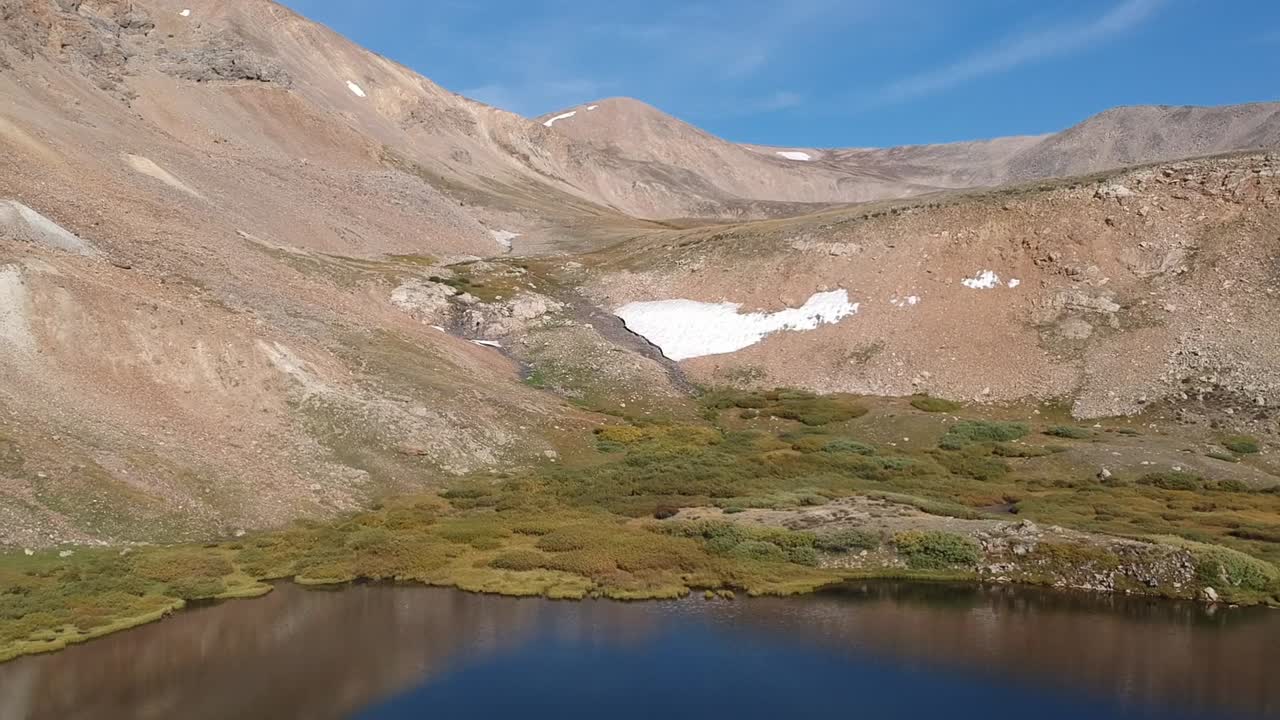 vistas aéreas del paso de mosquitos en colorado que muestran los colores del otoño en grandes prados con toques de agua y nieve