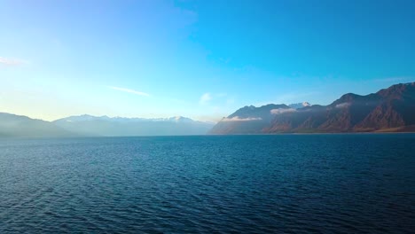 Vista-Aérea-Del-Hermoso-Lago-Hawea-En-Nueva-Zelanda-Con-Paisaje-Salvaje-En-El-Fondo