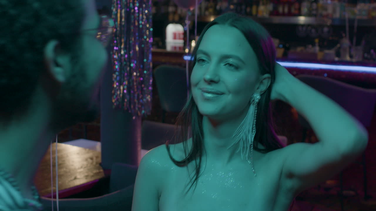 amigos bailando en una fiesta