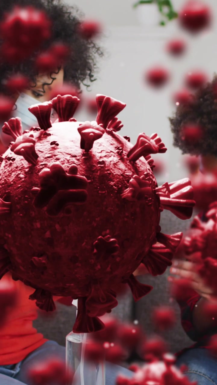 Animazione di cellule virali su madre e figlio afroamericani con mascherine.
