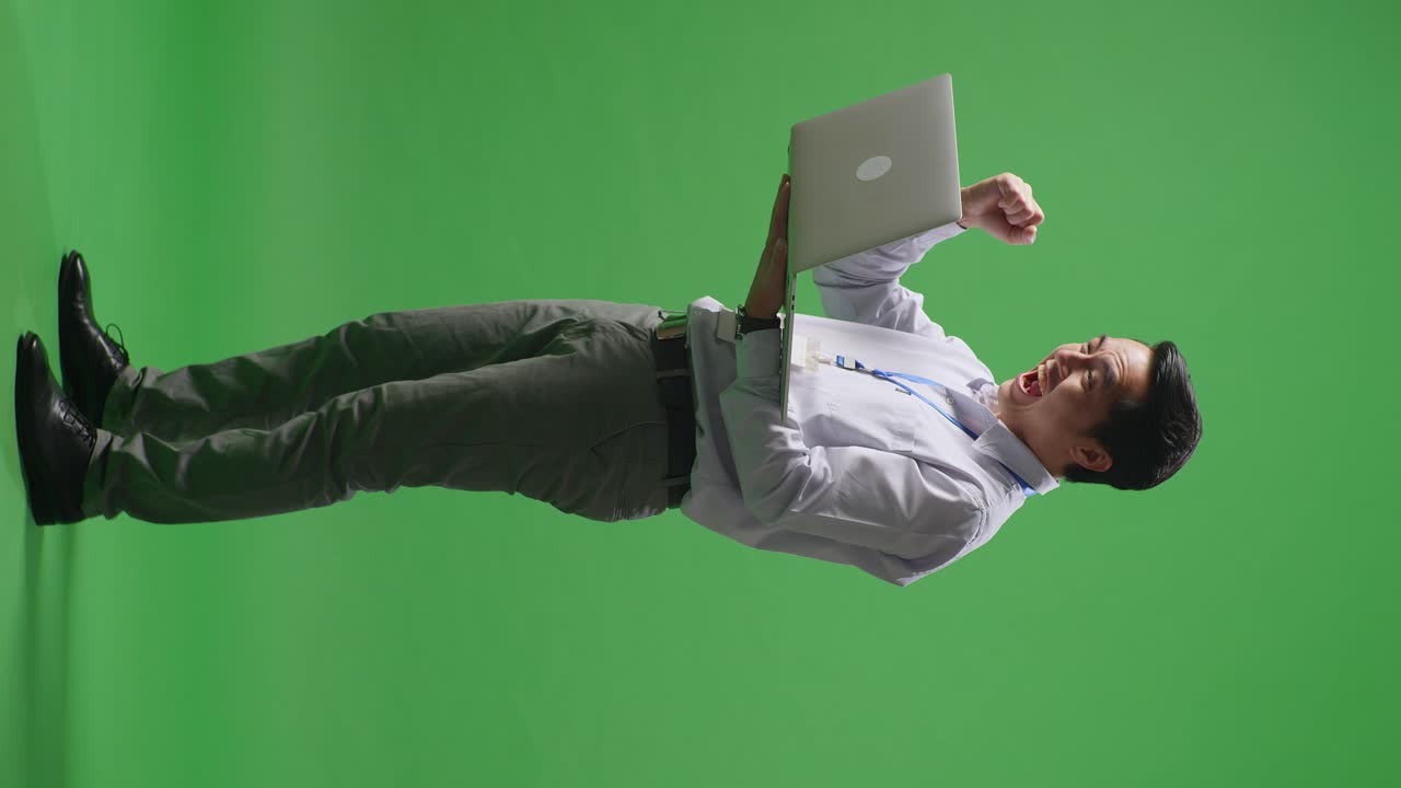 hombre de negocios celebrando el éxito con una computadora portátil