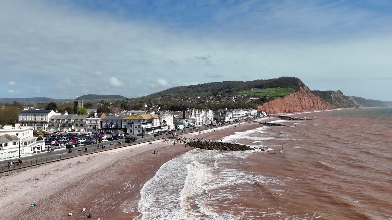 Ripresa aerea panoramica con drone del lungomare di Sidmouth, città costiera del Devon, Regno Unito.