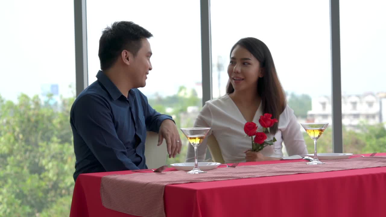 행복 한 로맨틱 한 커플 이 레스토랑 에서 점심 을 먹고 있다