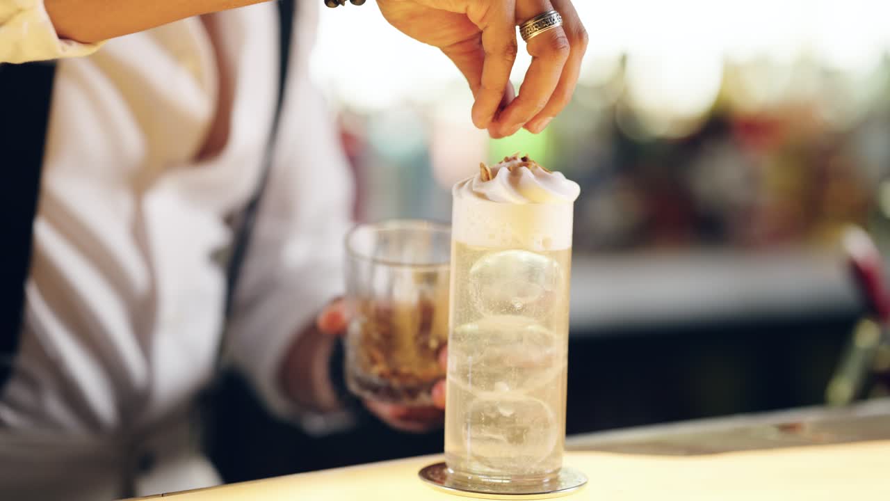 Barmen Krem Şanti ve Baharatlarla Ferahlatıcı Bir Kokteyl Süslüyor