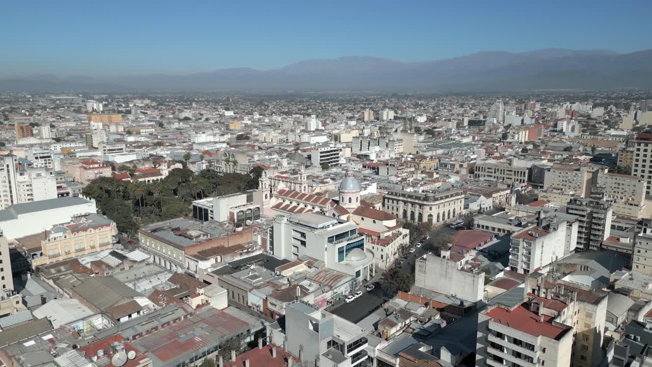 avión volando sobre salta dirigiéndose hacia la catedral, argentina