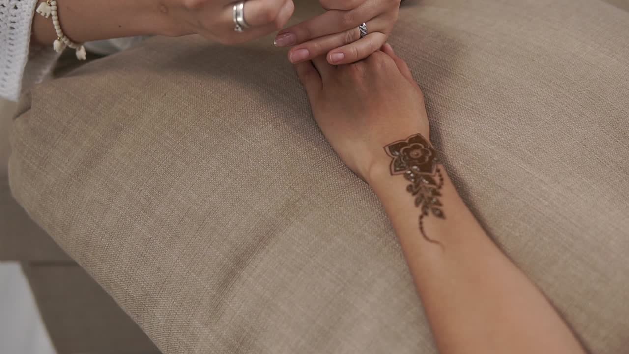 aplicación de tatuaje de henna