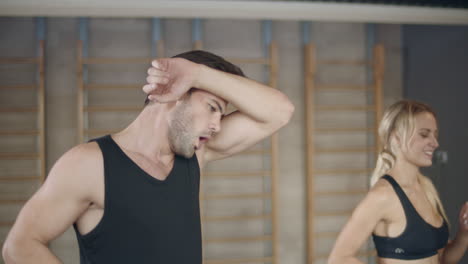 una pareja de corredores practicando en una máquina de correr en el gimnasio.