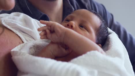 Nahaufnahme-Eines-Kaukasischen-Paares,-Das-Sein-Neugeborenes-Baby-Auf-Der-Station-Im-Krankenhaus-Hält