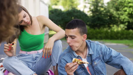 amigos comiendo al aire libre