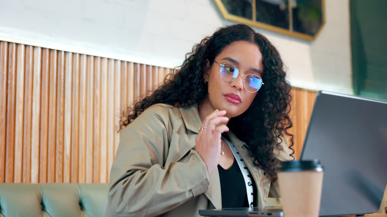portátil, cafetería y restaurante mujer leyendo