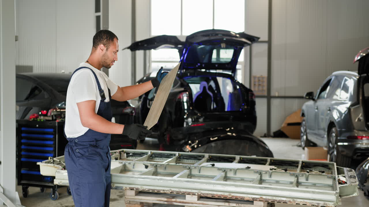 mecánico inspeccionando una parte de un avión en un garaje