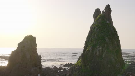 Puesta-De-Sol-Sobre-La-Costa-De-La-Península-De-Noto-Y-Roca-Con-Forma-De-Totoro